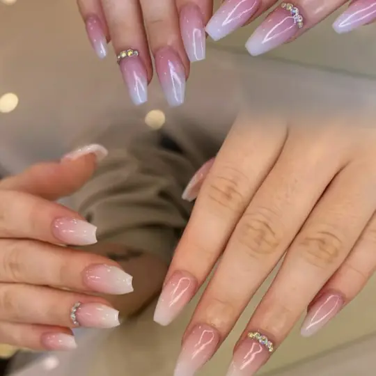 Nageldesign: Lange Babyboomer-Nägel in Rosa-Weiß-Ombré mit Strasssteinen