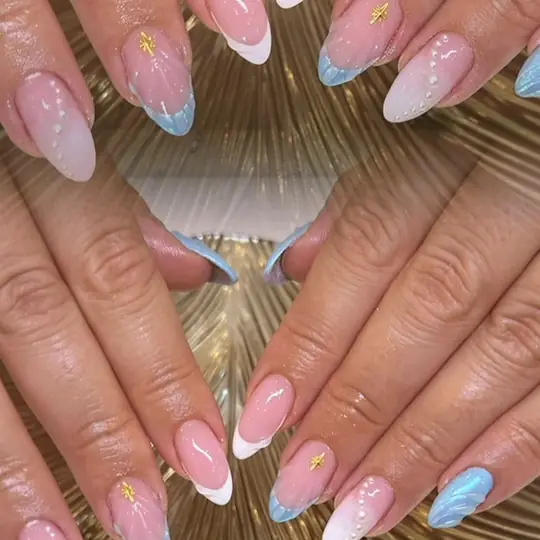 Nageldesign: Mandelnägel mit weißer und hellblauer French-Spitze, Perlen und Gold-Sternen
