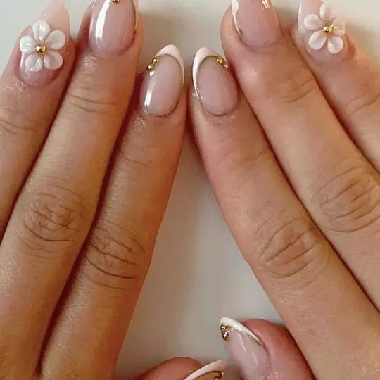 Nageldesign: Nude-Nägel mit feiner weißer French-Linie, Goldperlen und 3D-Blüten
