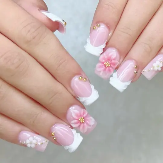 Nageldesign: Eckige rosa Nägel mit weißer French-Spitze und 3D-Blüten
