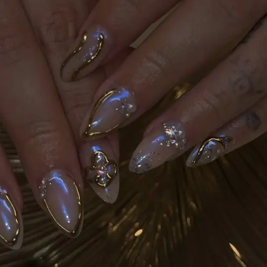 Nageldesign: Dunkle Chrome-Mandelnägel mit Gold-Linien und Strasssteinen