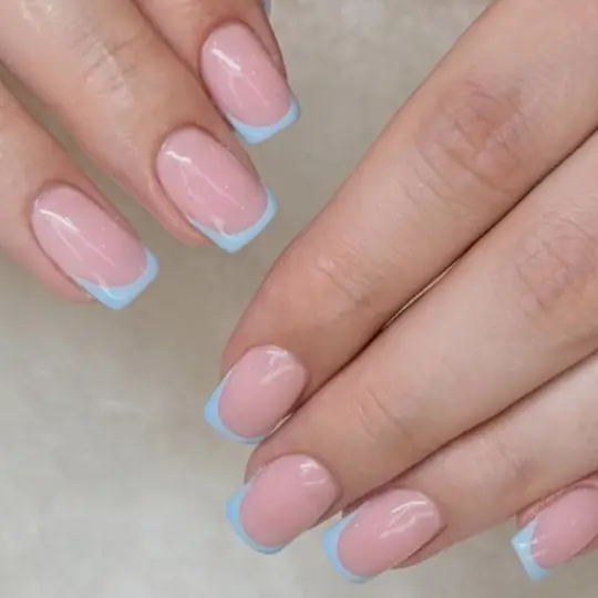 Nageldesign: Eckige Nägel mit hellblauer French-Spitze
