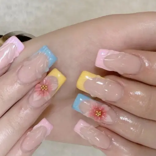 Nageldesign: Pastell-French in Blau, Gelb und Rosa mit 3D-Blüten